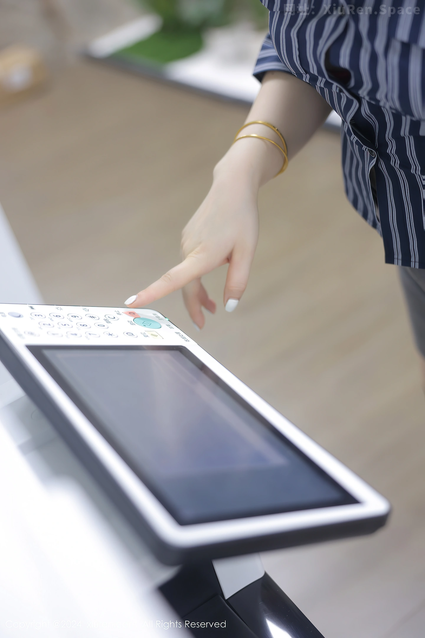 图片[4]-[XiuRen秀人网]VOL.8971 模特诗诗kiki性感OL衬衫露红色内衣配黑丝袜秀惹火身材诱惑写真85P-秀人网官方网站